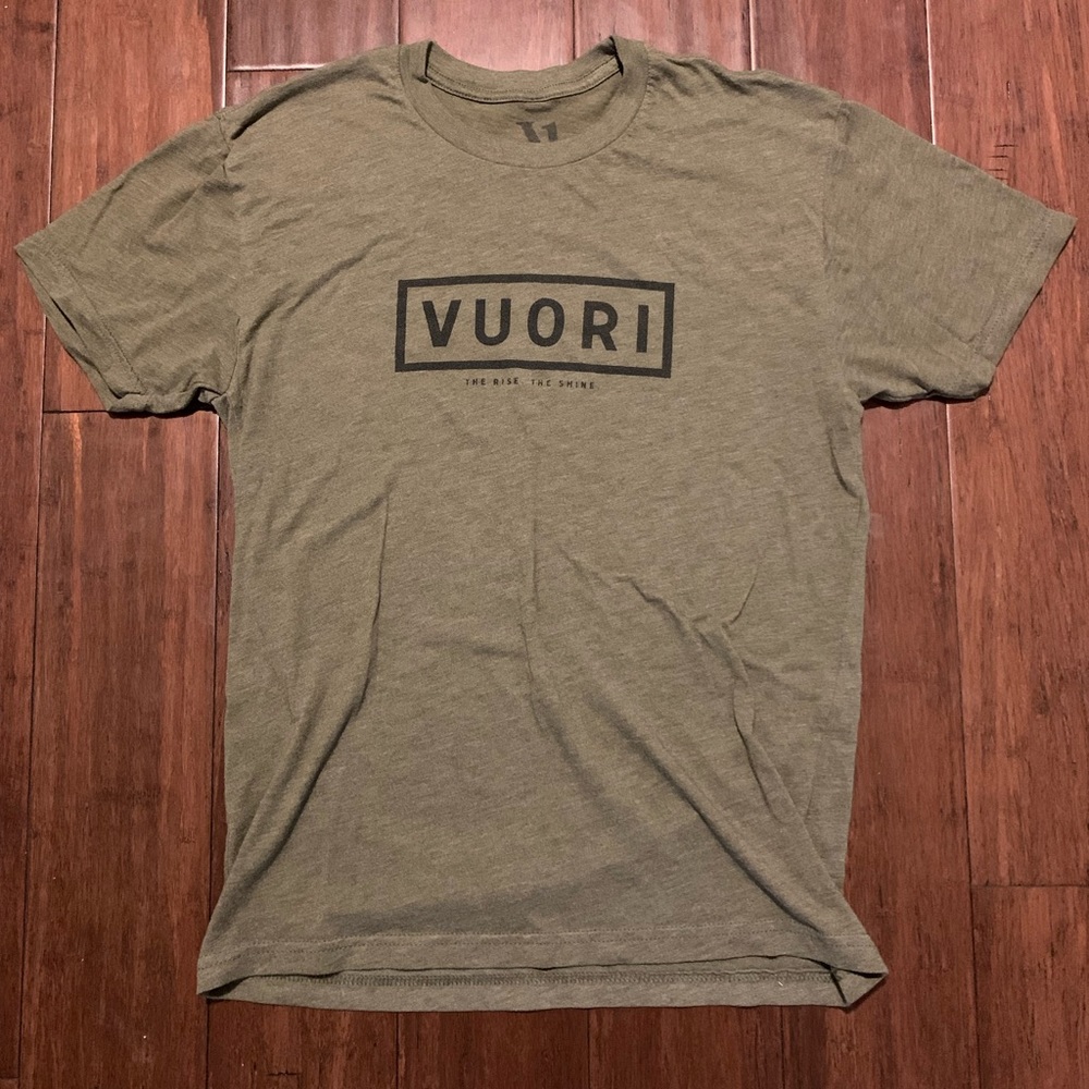 Vuori graphic tee shirt size Medium